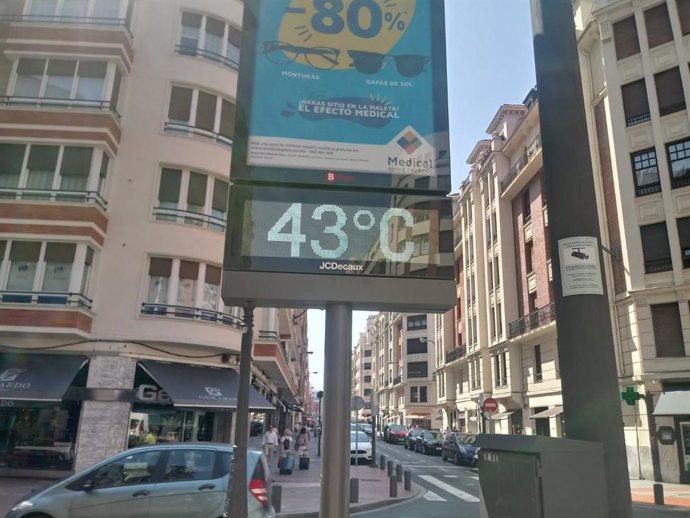 Archivo - Termómetro en Bilbao marca 43 grados