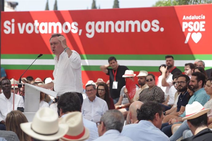El candidato a la Presidencia de la Junta, Juan Espadas en el acto electoral de campaña para los comicios autonómicos del próximo día 19 a 11 de junio del 2022 en Cártamar (Málaga, Andalucía)