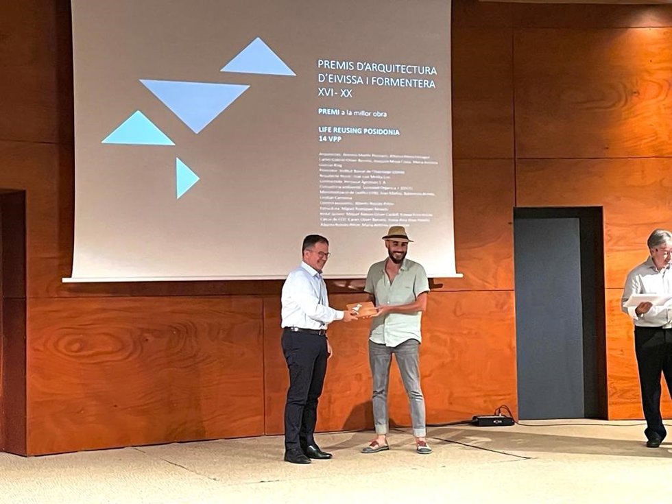 El conseller de Movilidad y Vivienda, Josep Marí Ribas, entrega la distinción al arquitecto del Ibavi, Carles Oliver
