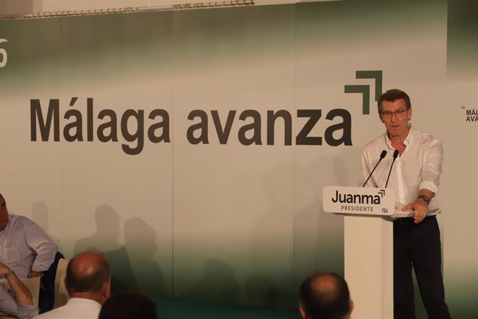 El presidente del Partido Popular, Alberto Núñez Feijoó, durante su intervención después de participar en una comida mitin junto al coordinador general del PP, Elías Bendodo, en el acto electoral de campaña para los comicios autonómicos del próximo día 