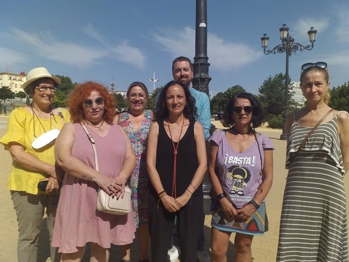 Imagen de la candidata de Por Andalucía a las elecciones de 19J, Silvia Zambrano, con activistas feministas.