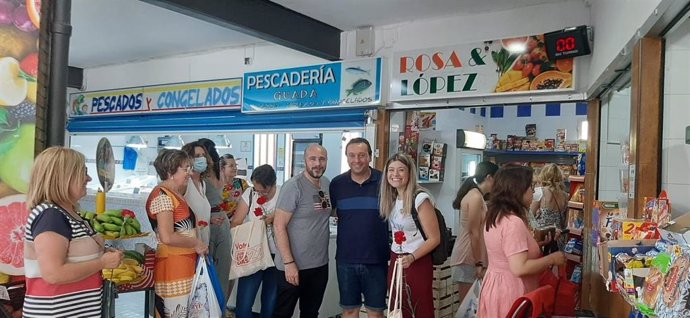 La portavoz socialista de Igualdad en el Congreso, Laura Berja, este sábado en el mercado de Rus (Jaén).