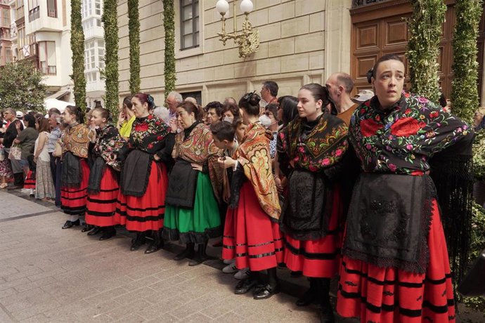 Varias mujeres vestidas con traje tradicional en la procesión del patrón de Logroño, San Bernabé, a 11 de junio de 2022, en Logroño, La Rioja (España). 