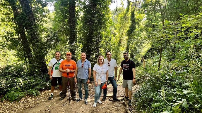 El cabeza de lista de Cs por Córdoba, Ángel Pimentel, en un paseo por el entorno del arroyo Bejarano