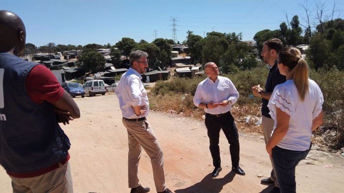 Imagen de la visita del cabeza de lista de Cs por Huelva en las elecciones de 19 de junio, Julio Díaz, al asentamiento chabolista de Palos de la Frontera.