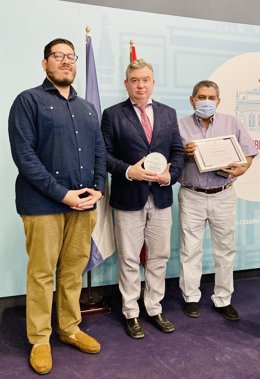 Entrega de un reconocimiento del cónsul de El Salvador, Javier Helaman Reyes, al concejal de Presidencia del Ayuntamiento de Cádiz, Paco Cano.