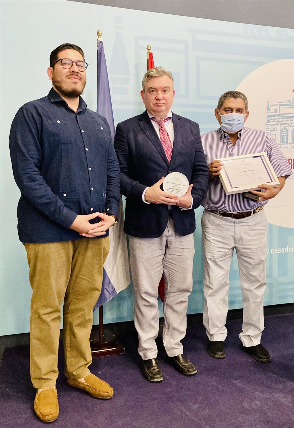 Entrega de un reconocimiento del cónsul de El Salvador, Javier Helaman Reyes, al concejal de Presidencia del Ayuntamiento de Cádiz, Paco Cano.