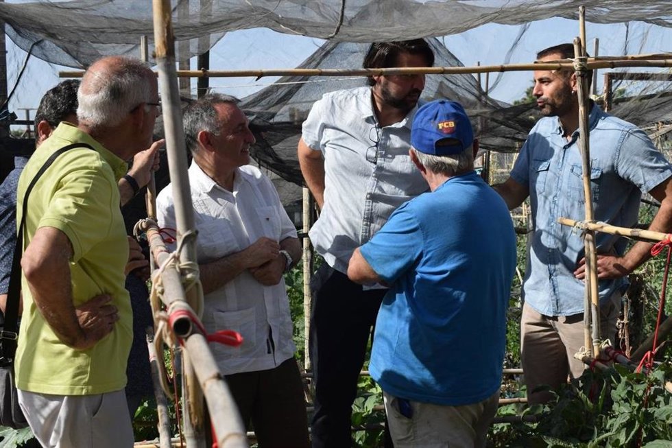 El candidato de Por Andalucía en la provincia de Sevilla, Mario Perea, y el secretario de Estado de Agenda 2030, Enrique Santiago, durante un recorrido por Écija