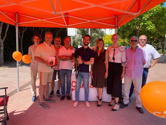 La portavoz de Cs Baleares, Patricia Guasp, y la secretaria de organización del Comité Autonómico, Eva Pomar, junto a representantes de Cs Ibiza explican a los vecinos las propuestas de la formación naranja para toda la ciudad