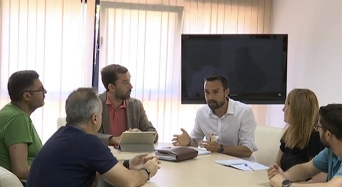 Imagen del encuentro del candidato por Cádiz de Por Andalucía, Martín Vila, con el presidente de la Asociación de Jóvenes Empresarios de Cádiz (AJE), Juan Antonio Parra.