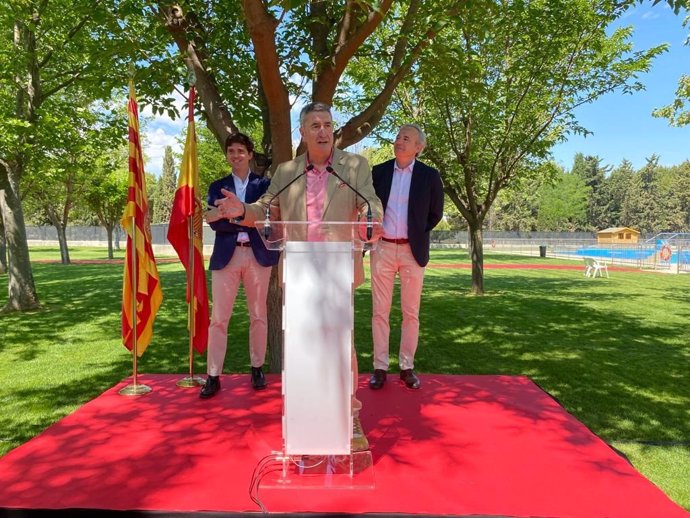 Jorge Azcón, Ramón Celma y el alcalde de Figueruelas inauguran las piscinas del complejo deportivo de la localidad.