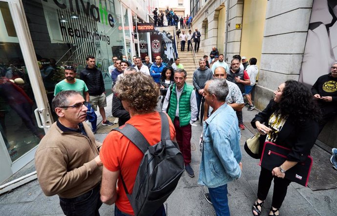 Imagen de archivo. Varias personas protestan frente al Orecla durante las negociaciones entre sindicatos y patronal sobre el convenio del metal, sector en huelga desde el pasado 2 de junio