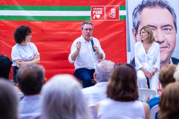 El candidato del PSOE-A a la Junta de Andalucía, Juan Espadas, en un encuentro en Pozoblanco (Córdoba) con vecinos y ganaderos.