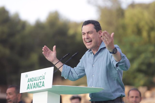 El presidente del PP-A y candidato a la reelección a la Presidencia de la Junta, Juanma Moreno, durante la clausura del mitin, en el acto electoral de campaña para los comicios autonómicos del próximo día 19 a 11 de junio del 2022 en Málaga (Andalucía, Es