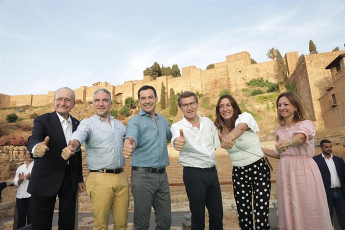 El presidente del PP-A y candidato a la reelección a la Presidencia de la Junta, Juanma Moreno (3d), junto al presidente del PP, Alberto Núñez Feijóo (3i), y el coordinador general del PP, Elías Bendodo (2i), en el mitin, en el acto electoral de campaña