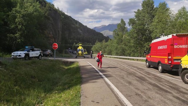 El helicóptero del 112 traslada a una mujer herida grave, en un accidente de tráfico en el que fallecen tres personas, en Biescas.