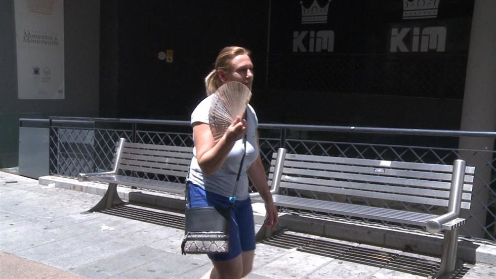 Archivo - Una mujer utiliza un abanico para combatir el calor en Mérida.