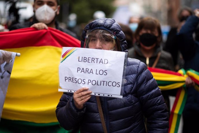 Archivo - Una mujer con una máscara protectora sostiene una pancarta en la que se lee "Libertad para los presos políticos", durante una manifestación por la liberación de la ex presidenta interina encarcelada Jeanine Anez,