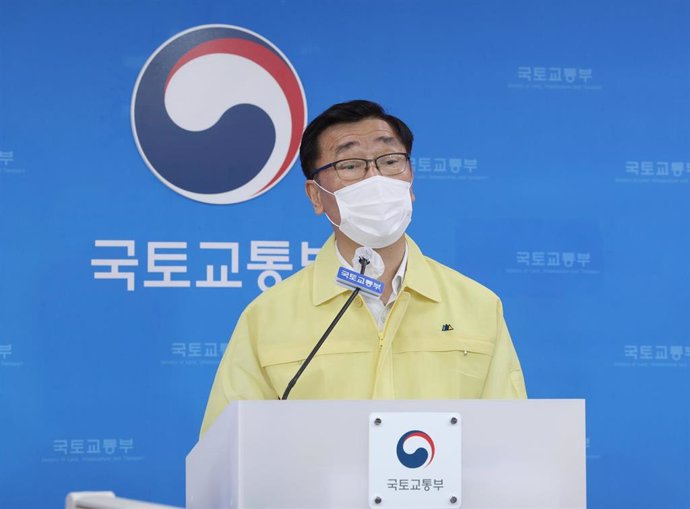 El viceministro de Transporte Eo Myeong-so en una rueda de prensa en Sejong, Corea del Sur.