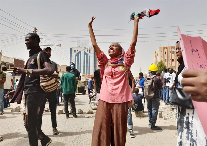 Archivo - Varias personas participan en una protesta contra el golpe de Estado militar de octubre de 2021 en Sudán