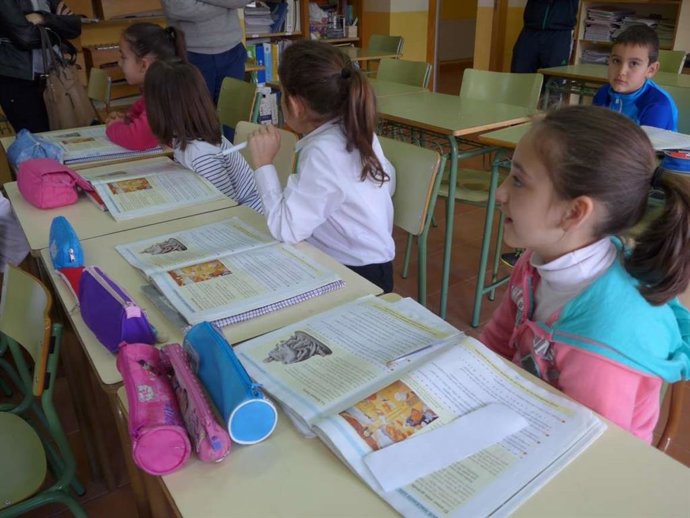 Alumnas y alumnos con los libros de texto en un colegio extremeño.