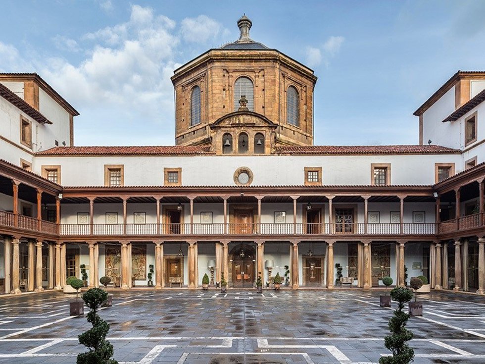 Archivo - Patio del hotel de la Reconquista de Oviedo.