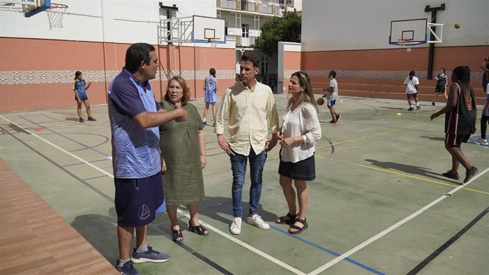 Concejales socialistas en el entrenamiento del club de baloncesto de La Goleta demandan más ayudas para equipos que hacen una labor social con los más pequeños