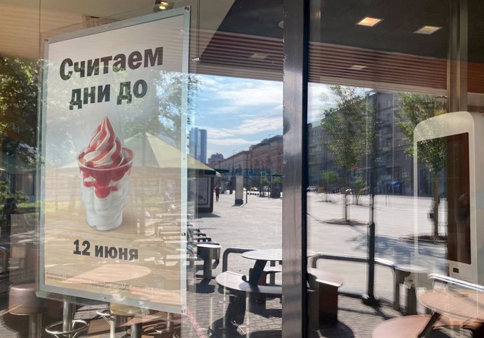 11 June 2022, Russia, Moscow: A poster reading "We are counting the days until June 12" hangs in the window of a former McDonald's branch in Moscow. The first branch of the revamped Russian McDonald's is opening on Sunday after the USfast-food chain ex