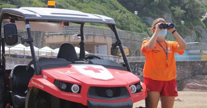 Socorrista de Cruz Roja en una playa de Bizkaia