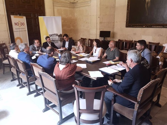 Imagen de la reunión del grupo de trabajo constituido por el Ayuntamiento de Sevilla sobre convivencia de vecinos con el turismo.