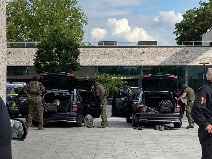 10 June 2022, North Rhine-Westphalia, Hamm: Special police forces are on duty on the premises of Hamm-Lippstadt University of Applied Sciences, after a man attacked several people with a knife. The 34-year-old man injured four people, some of them serio