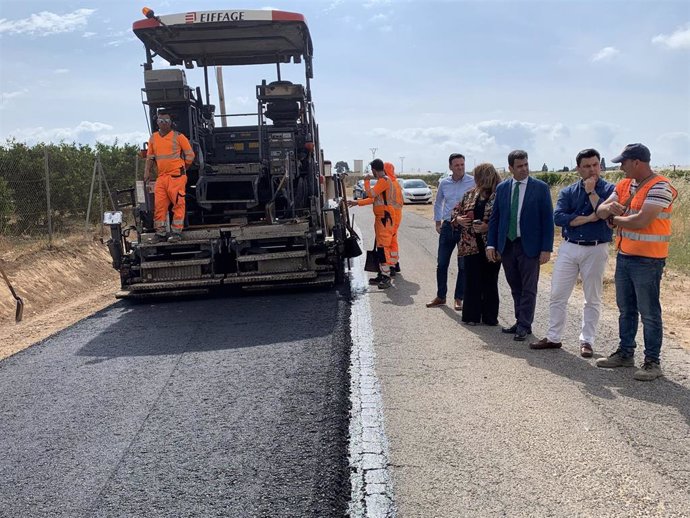 El consejero de Fomento e Infraestructuras, José Ramón Díez de Revenga, y el alcalde de San Javier, José Miguel Luengo, durante su reciente visita a las obras de mejora de la carretera de El Mirador