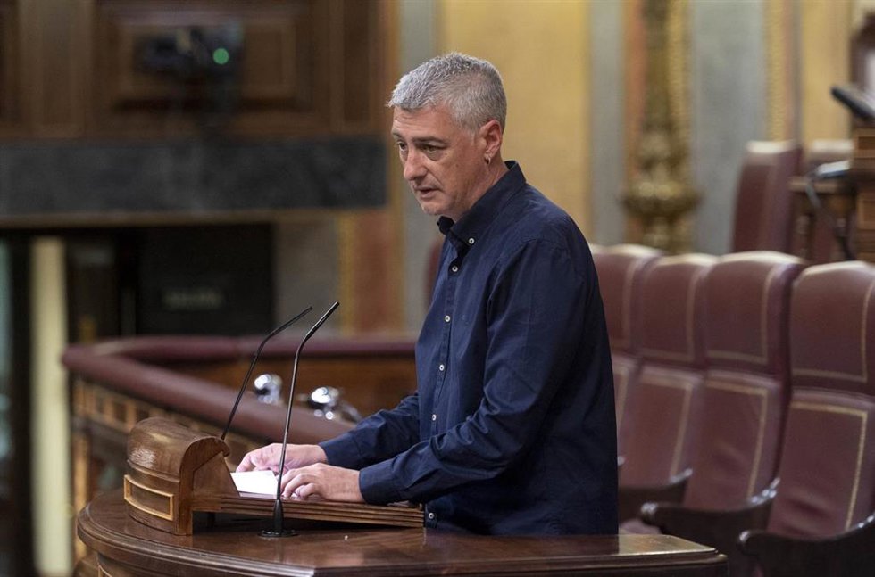 El diputado de EH Bildu, Oskar Matute, interviene durante una sesión plenaria, en el Congreso 