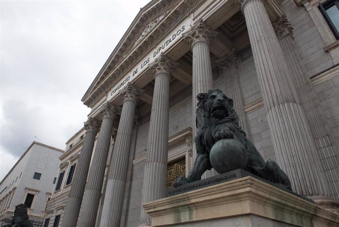 Archivo - Estatuas de leones en la entrada del Congreso de los Diputados durante el estado de alarma decretado por el coronavirus, en Madrid (España), a 16 de marzo de 2020.