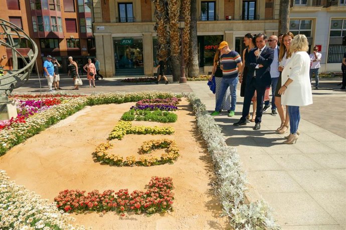 La coorporación vista un adorno floral con motivo de la semana del Orgullo