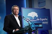 Cospedal sondeó a Feijóo para suceder a Rajoy en 2018 y evitar una batalla interna, según Luis de Grandes