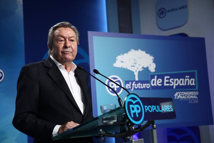 Archivo - El ex portavoz del Grupo Popular y ex eurodiputado del PP Luis de Grandes ofrece una rueda de prensa en la sede nacional del partido 