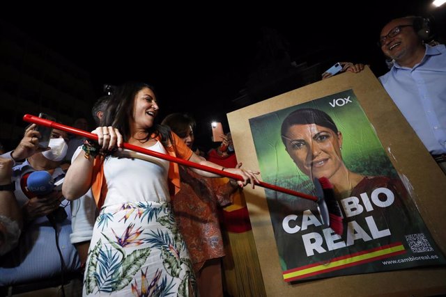 Acto de inicio de campaña de la candidata de Vox a la Presidencia de la Junta, Macarena Olona en el Plaza de Isabel la Católica en Granada.