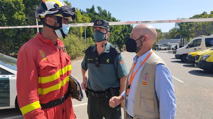 Archivo - El subdelegado, Javier Salas, junto a un miembro de la UME a su llegada al puesto de mando avanzado del incendio de Sierra Bermeja de septiembre de 2021 en una imagen de archivo