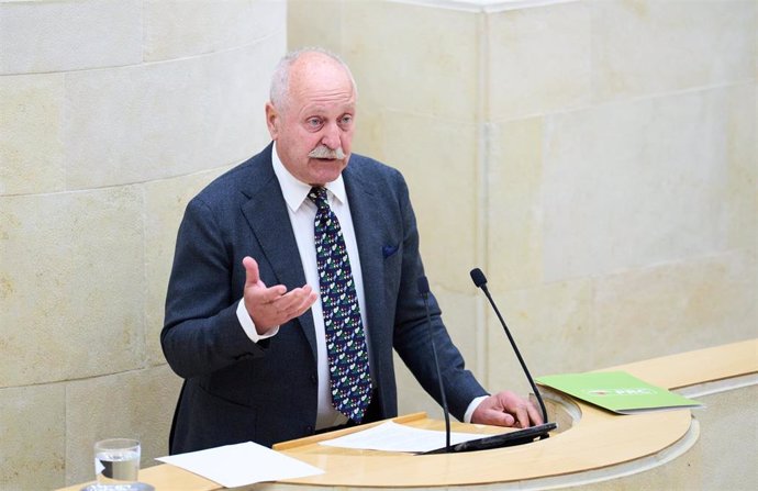 Foto de archivo. El alcalde de Reinosa y diputado regional del PRC, José Miguel Barrio Fernández, en una intervención en el Parlamento de Cantabria