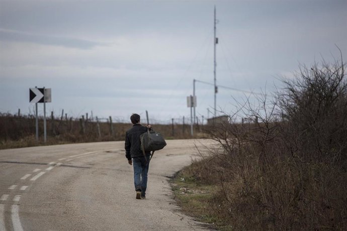 Archivo - Un inmigrante cerca de la frontera greco-turca en el río Maritsa