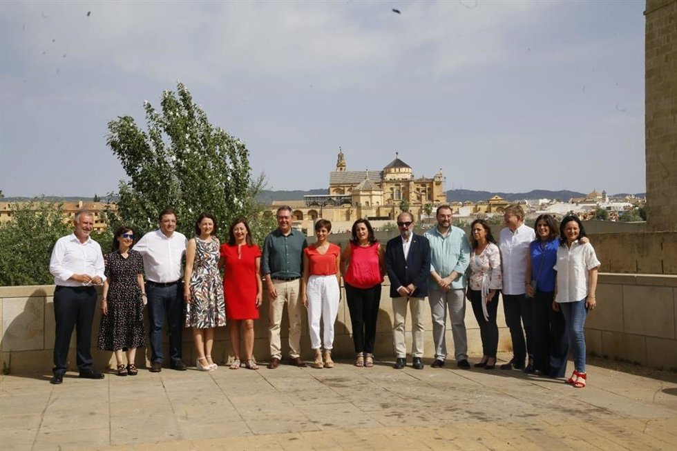 El candidato del PSOE-A en las elecciones andaluzas del 19J, Juan Espadas, este domingo en Córdoba rodeado de presidentes autonómicos socialistas.