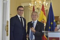 El consejero de Hacienda recibe la 'Guindilla de Oro' del Centro Riojano de Madrid