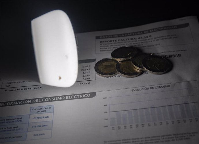 Archivo - Una lámpara refleja el importe de una factura el día en que el precio de la luz ha marcado un mínimo por primera vez en dos meses, a 27 de diciembre de 2021, en Madrid, (España). El precio medio de la electricidad en el mercado mayorista regis