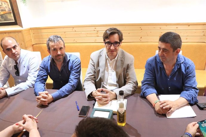 El ex ministro de Sanidad y primer secretario del PSC, Salvador Illa,  en un encuentro con representantes de las organizaciones sindicales del sector sanitario en Jaén