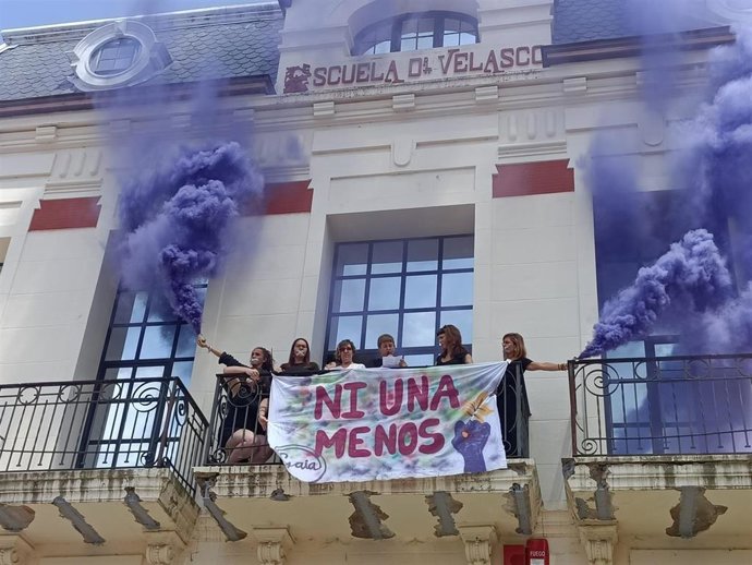 Concentración en Laredo en apoyo a Ana María Gutiérrez, una vecina víctima de violencia machista que verá salir en unos días a su maltratador de la cárcel