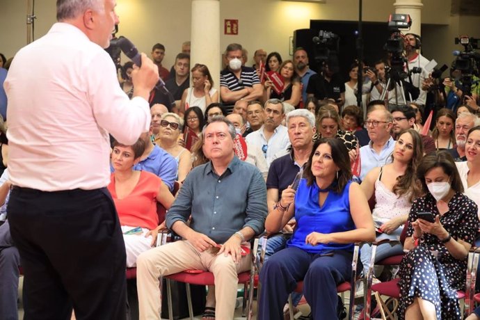 El presidente de Canarias, Ángel Víctor Torres, interviene en un acto de apoyo a Juan Espadas