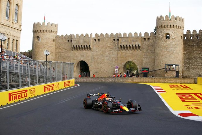 01 VERSTAPPEN Max (nld), Red Bull Racing RB18, action during the Formula 1 Azerbaijan Grand Prix 2022, 8th round of the 2022 FIA Formula One World Championship, on the Baku City Circuit, from June 10 to 12, 2022 in Baku, Azerbaijan - Photo Xavi Bonilla 