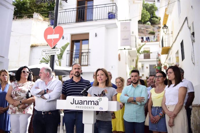 La candidata por el PP de Málaga al 19J Patricia Navarro en Canillas de Aceituno
