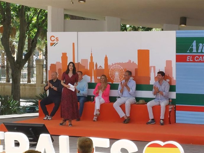 La cabeza de lista de Ciudadanos (Cs) por Granada para las elecciones andaluzas del 19J, Concha Insúa en un acto de campaña en Granada